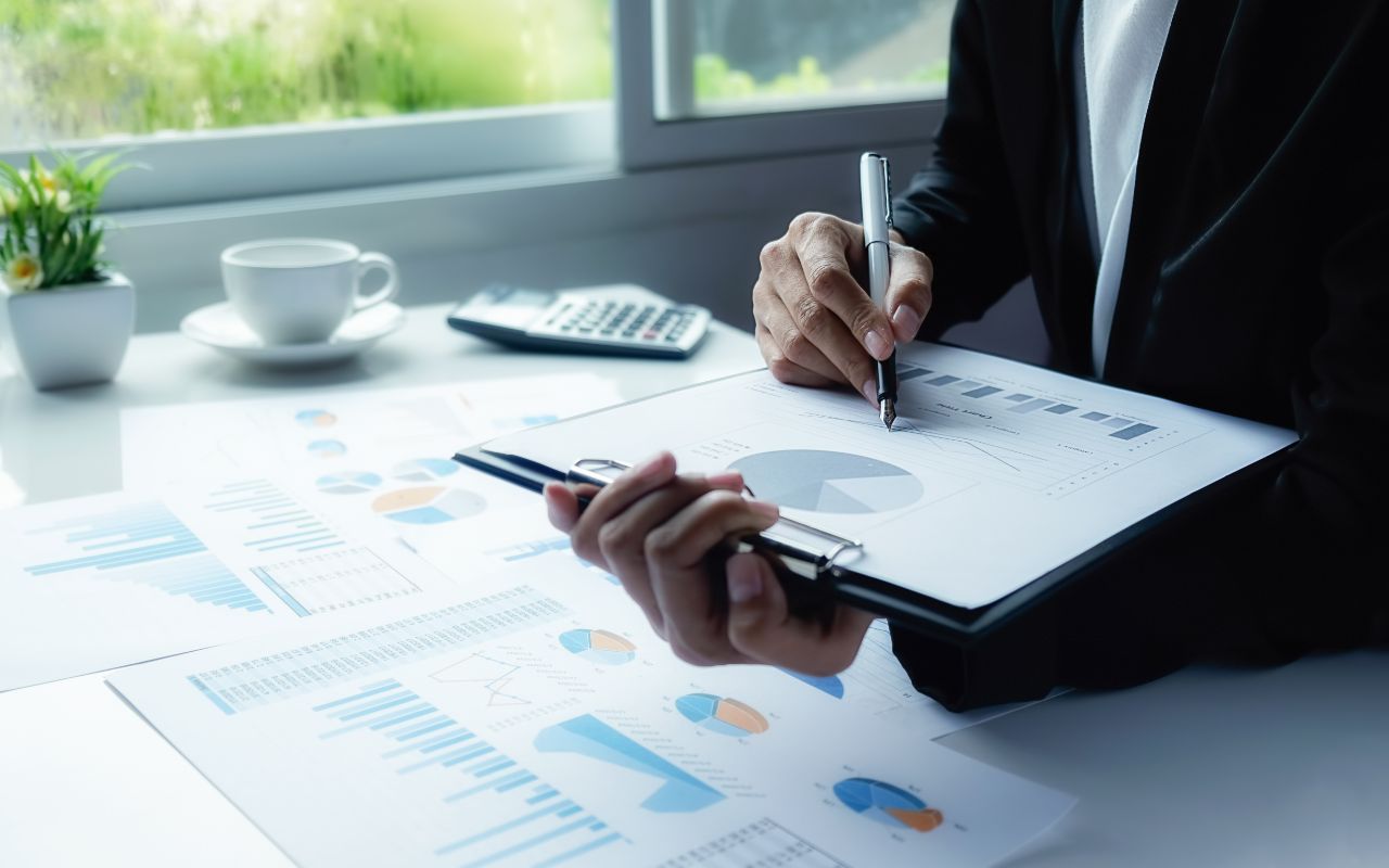 SNR Lawyer analyzing report